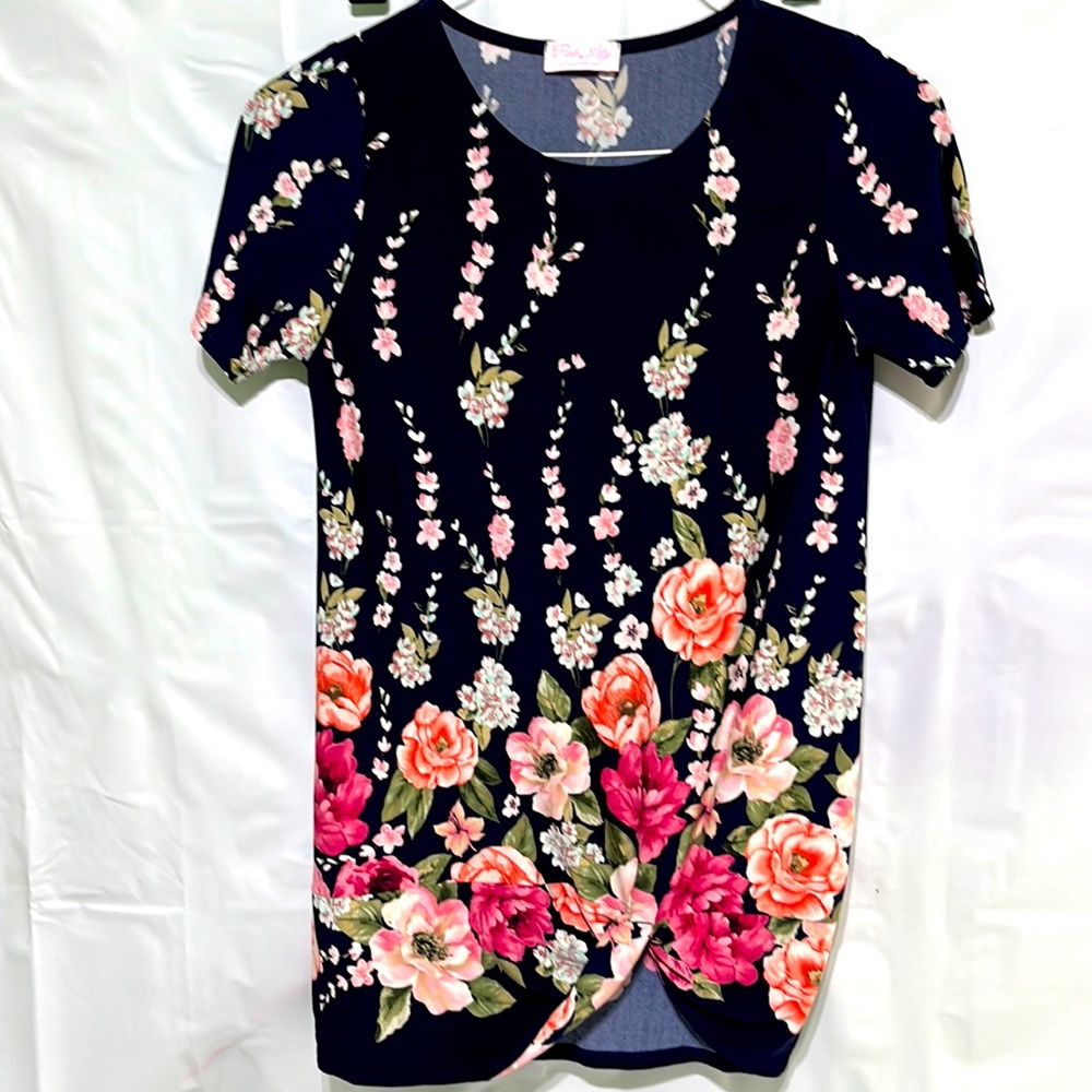 Pink Lily brand top. Floral design long tunic Size Small